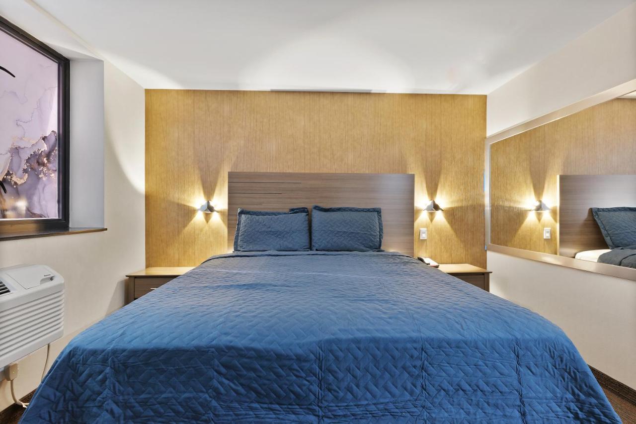 Deluxe King Room at Casa Blanca Hotel Brooklyn