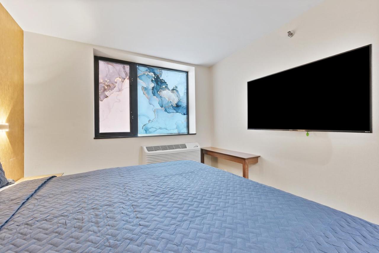 Deluxe King Room at Casa Blanca Hotel Brooklyn