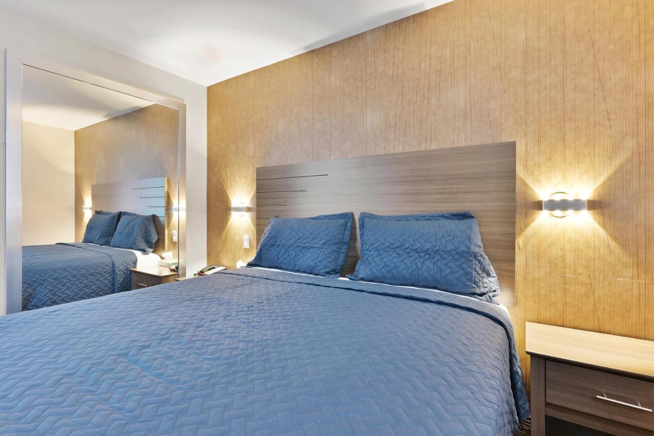 Deluxe King Room at Casa Blanca Hotel Brooklyn