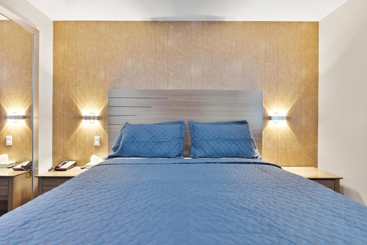 Deluxe King Room at Casa Blanca Hotel Brooklyn