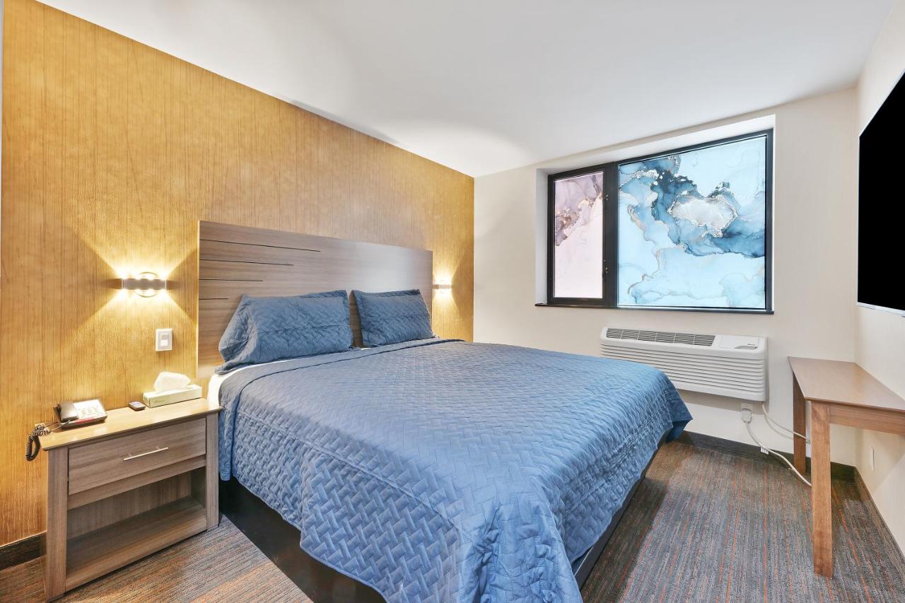 Deluxe King Room at Casa Blanca Hotel Brooklyn