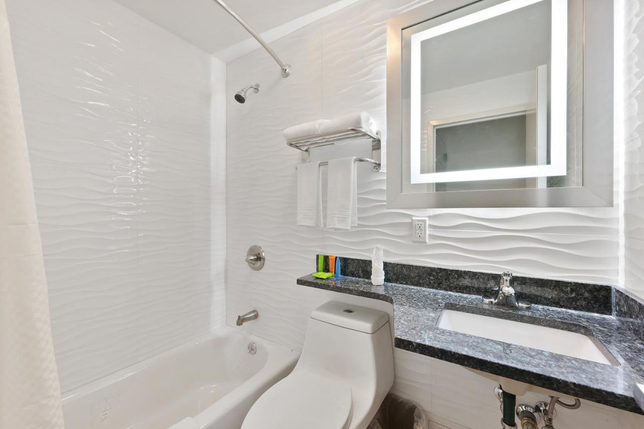 Deluxe King Room at Casa Blanca Hotel Brooklyn