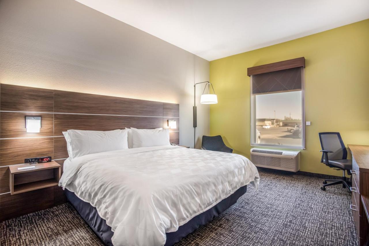 | Holiday Inn Express & Suites Tulsa East - Catoosa, an IHG Hotel