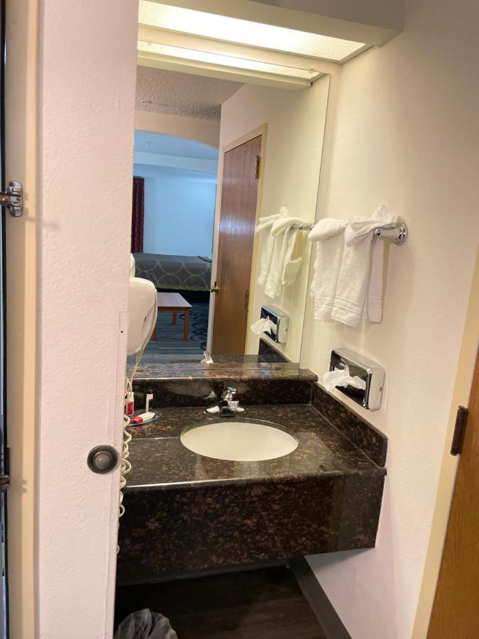 King Room - Smoking at Super 8 by Wyndham Fort Worth Downtown South