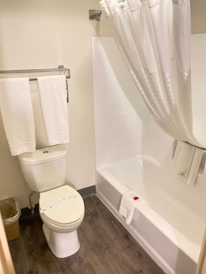 King Room - Smoking at Super 8 by Wyndham Fort Worth Downtown South