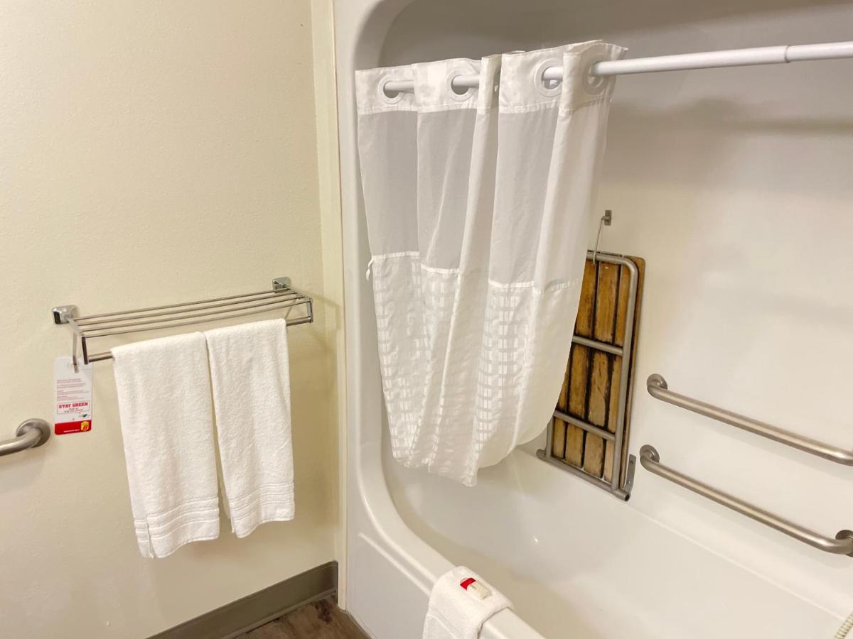 King Room with Roll-In Shower - Mobility/Hearing Accessible - Non-Smoking at Super 8 by Wyndham Fort Worth Downtown South