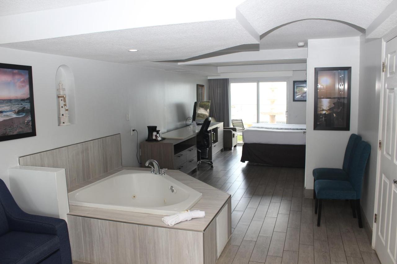 Oceanfront King Suite with Jettet Tub - Non-Smoking at La Quinta Inn & Suites by Wyndham Oceanfront Daytona Beach