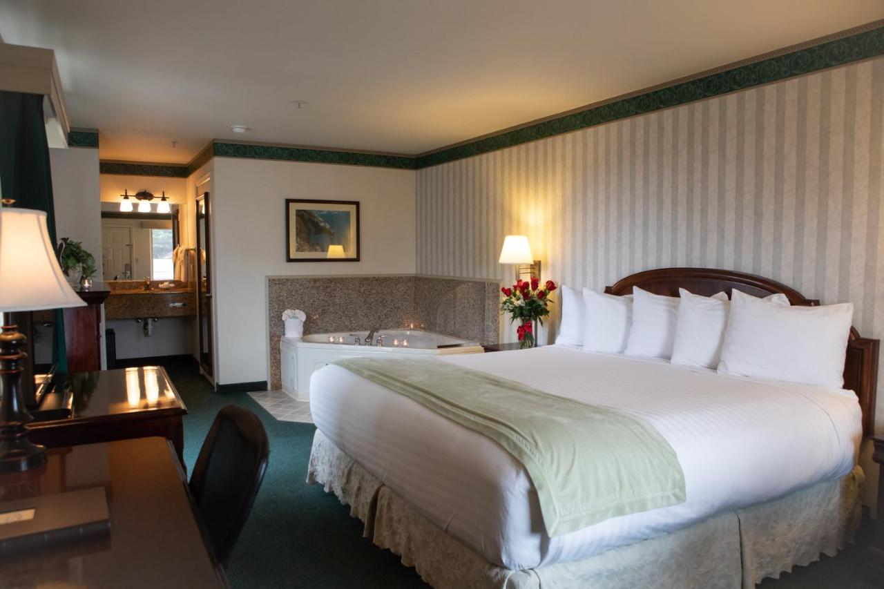Suite with Spa Bath (No Pets) at Emerald Dolphin Inn & Mini Golf