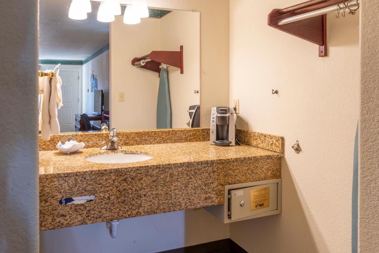 King Room (No Pets) at Emerald Dolphin Inn & Mini Golf