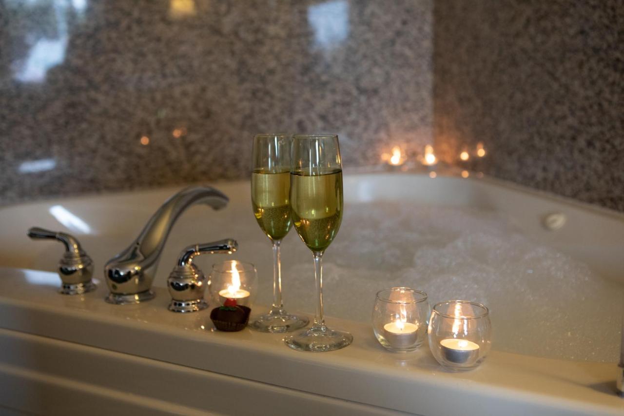 Suite with Spa Bath (No Pets) at Emerald Dolphin Inn & Mini Golf
