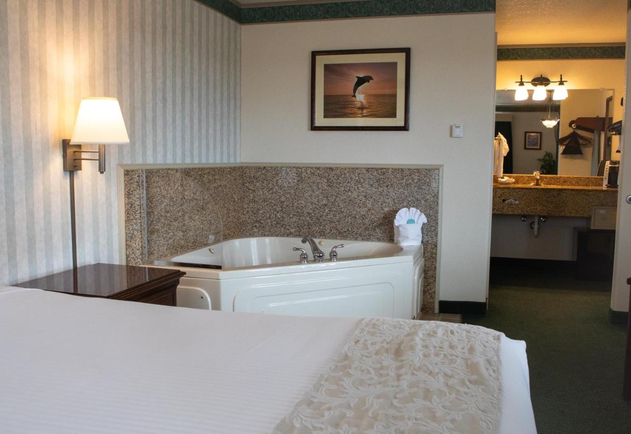 Queen Suite with Spa Bath (No Pets) at Emerald Dolphin Inn & Mini Golf