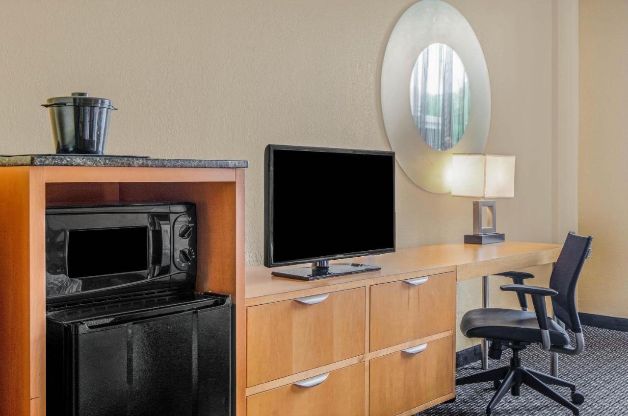 King Room - Non-Smoking at La Quinta Inn & Suites by Wyndham Naples Downtown