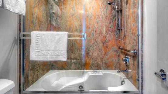 King Suite with Spa Bath at Dinah's Garden Hotel