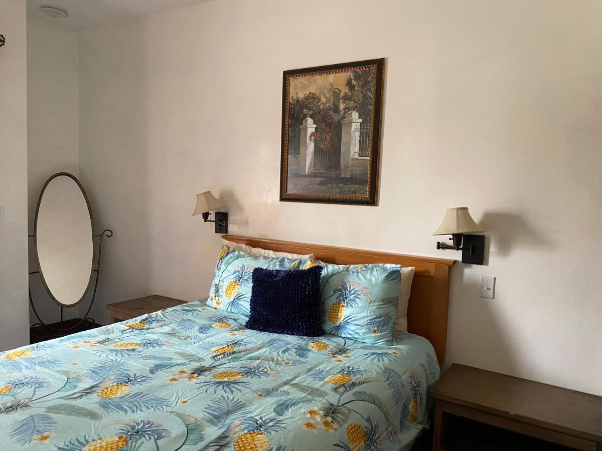 Queen Room with Balcony at Villa Rosa Inn