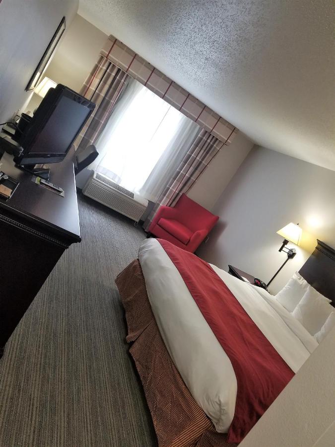 King Room at Country Inn & Suites by Radisson, Moline Airport