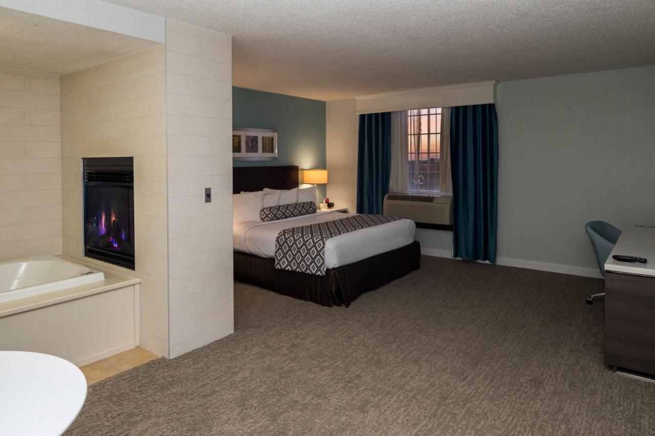 | Crowne Plaza Suites Pittsburgh South