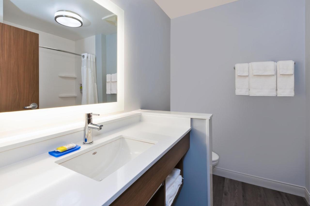 | Holiday Inn Express & Suites - Cedar Springs - Grand Rapids N, an IHG Hotel