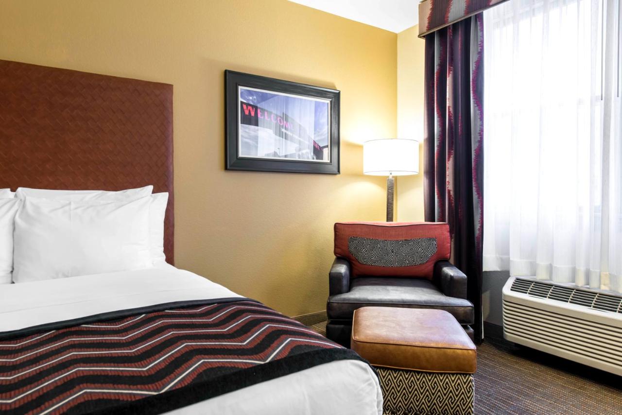 King Room with Roll-In Shower - Accessible/Non-Smoking at The Golden Hotel, an Ascend Collection Hotel