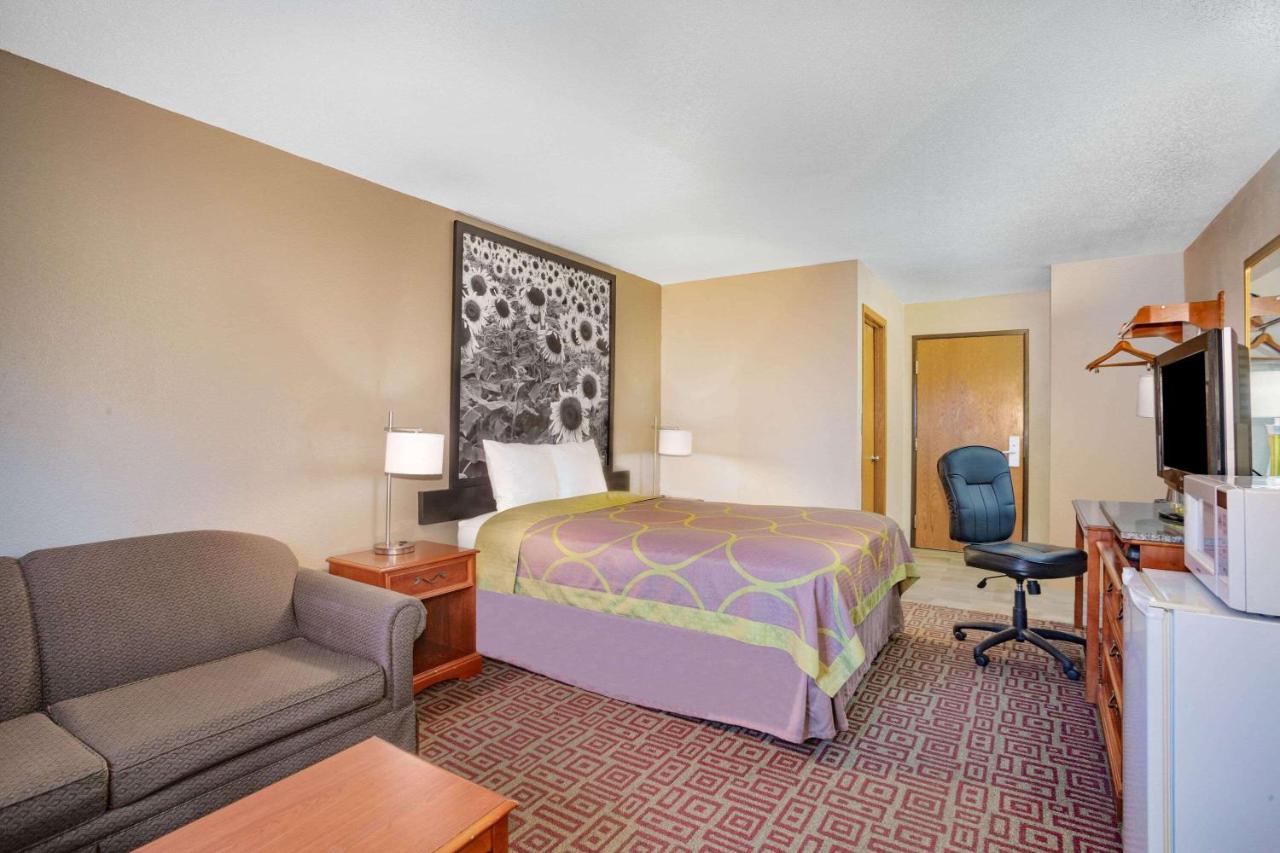 Queen Room - Non-Smoking at Super 8 by Wyndham Fort Madison
