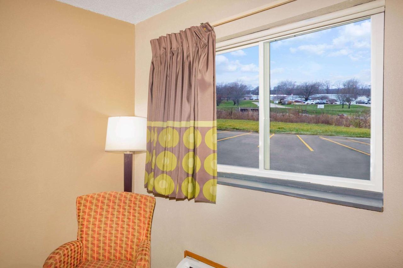 Queen Room - Non-Smoking at Super 8 by Wyndham Fort Madison