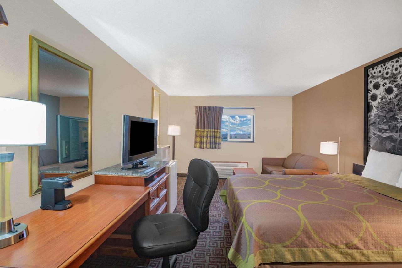 Queen Room - Non-Smoking at Super 8 by Wyndham Fort Madison