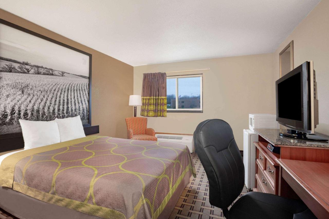 Queen Room - Mobility Access/Non-Smoking at Super 8 by Wyndham Fort Madison