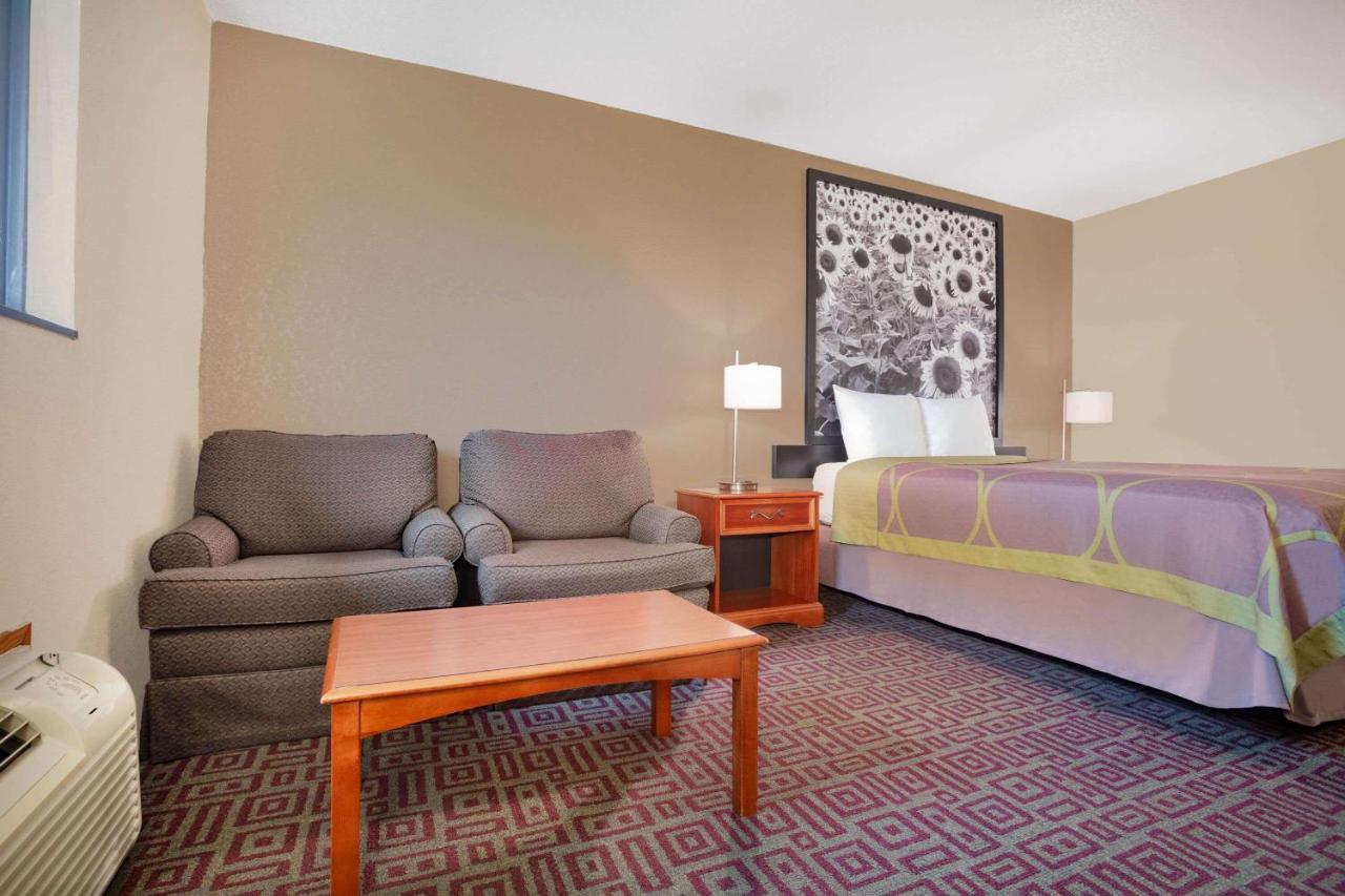 Queen Room - Non-Smoking at Super 8 by Wyndham Fort Madison