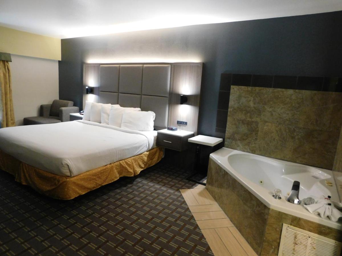 Deluxe King Studio Suite - Non-Smoking at Days Inn & Suites by Wyndham Downtown Gatlinburg Parkway