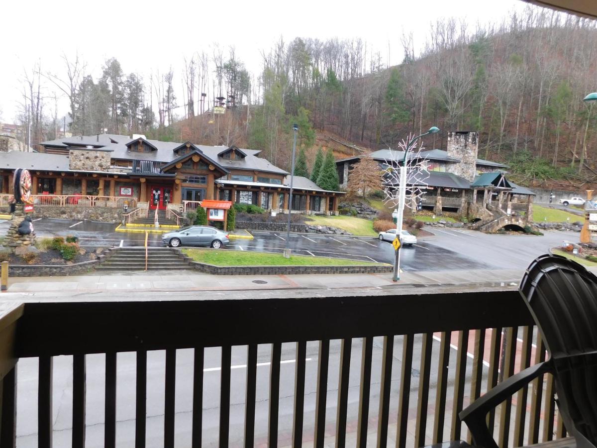 Deluxe Room, 1 King Bed, Non Smoking, Balcony at Days Inn & Suites by Wyndham Downtown Gatlinburg Parkway