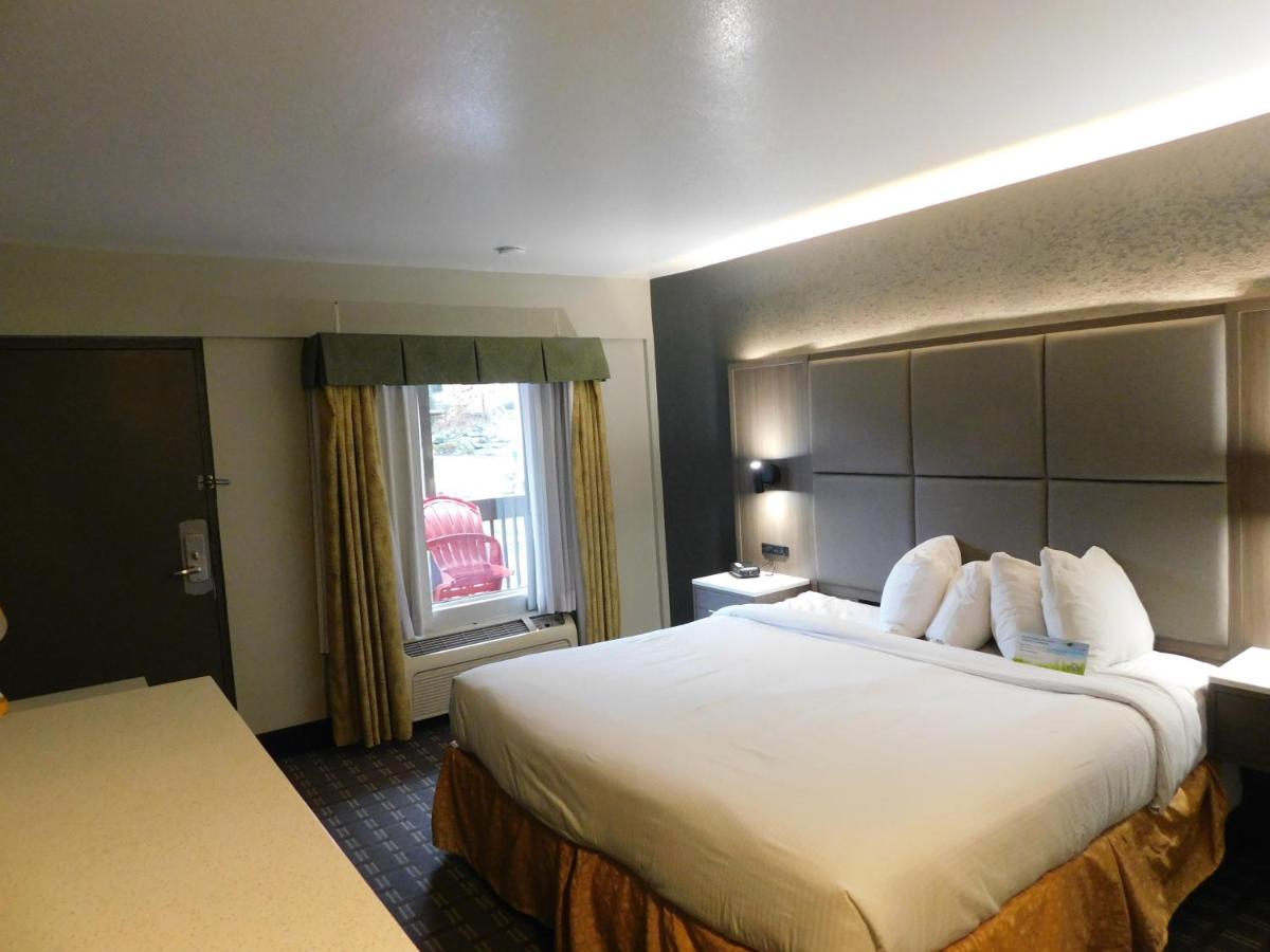 Deluxe Room, 1 King Bed, Non Smoking, Balcony at Days Inn & Suites by Wyndham Downtown Gatlinburg Parkway