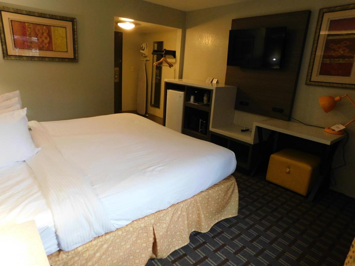 Deluxe Room, 1 King Bed, Non Smoking, Balcony at Days Inn & Suites by Wyndham Downtown Gatlinburg Parkway