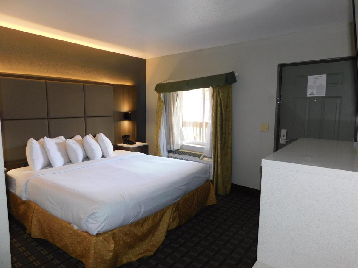 Standard Room, 1 King Bed, Non Smoking at Days Inn & Suites by Wyndham Downtown Gatlinburg Parkway