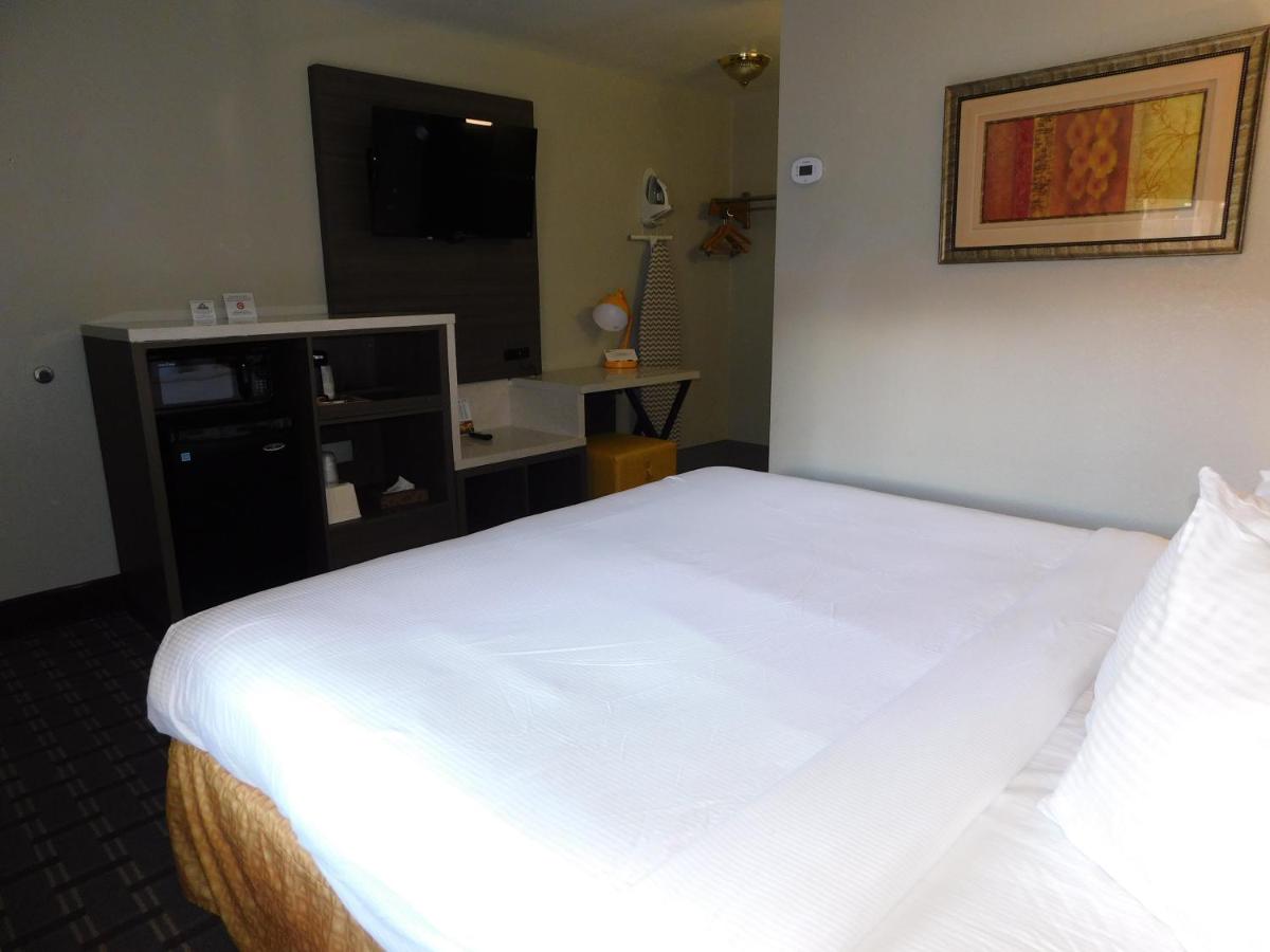 Standard Room, 1 King Bed, Non Smoking at Days Inn & Suites by Wyndham Downtown Gatlinburg Parkway