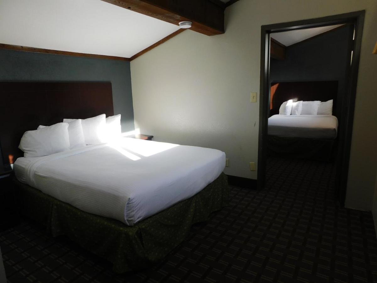 Triple Suite - Non-Smoking at Days Inn & Suites by Wyndham Downtown Gatlinburg Parkway