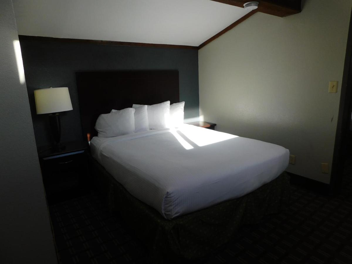 Triple Suite - Non-Smoking at Days Inn & Suites by Wyndham Downtown Gatlinburg Parkway