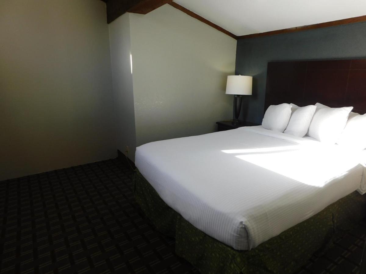 Triple Suite - Non-Smoking at Days Inn & Suites by Wyndham Downtown Gatlinburg Parkway