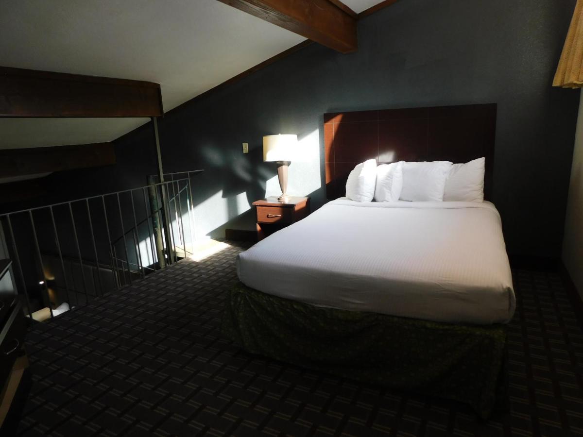 Triple Suite - Non-Smoking at Days Inn & Suites by Wyndham Downtown Gatlinburg Parkway