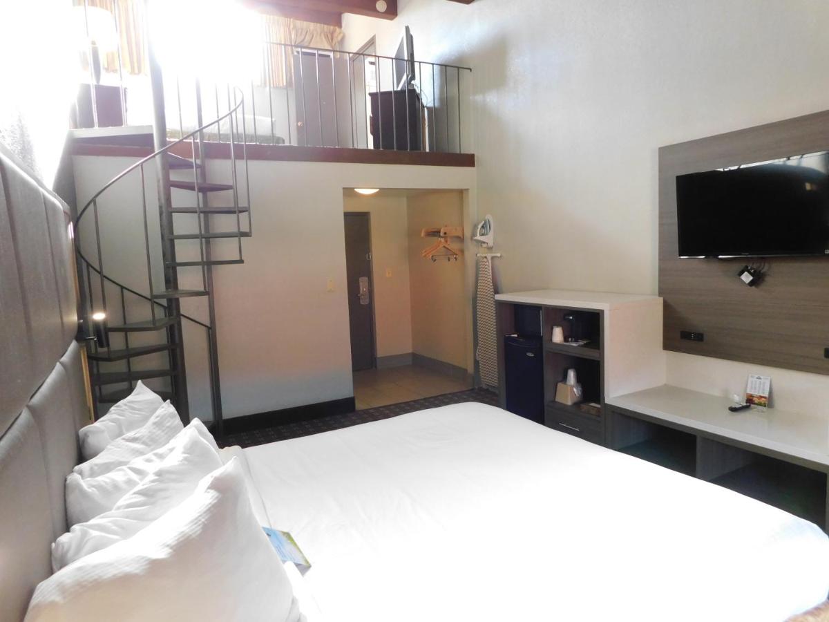 Triple Suite - Non-Smoking at Days Inn & Suites by Wyndham Downtown Gatlinburg Parkway