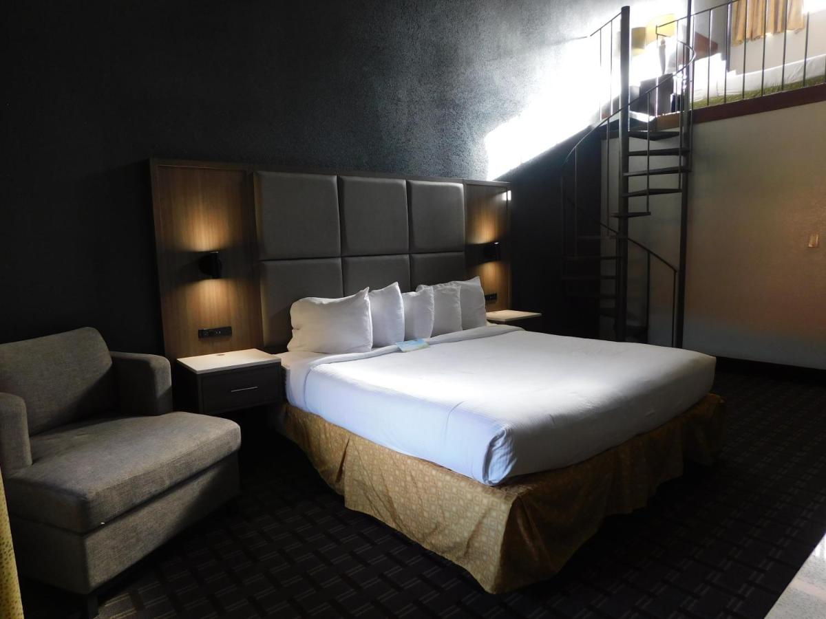 Triple Suite - Non-Smoking at Days Inn & Suites by Wyndham Downtown Gatlinburg Parkway