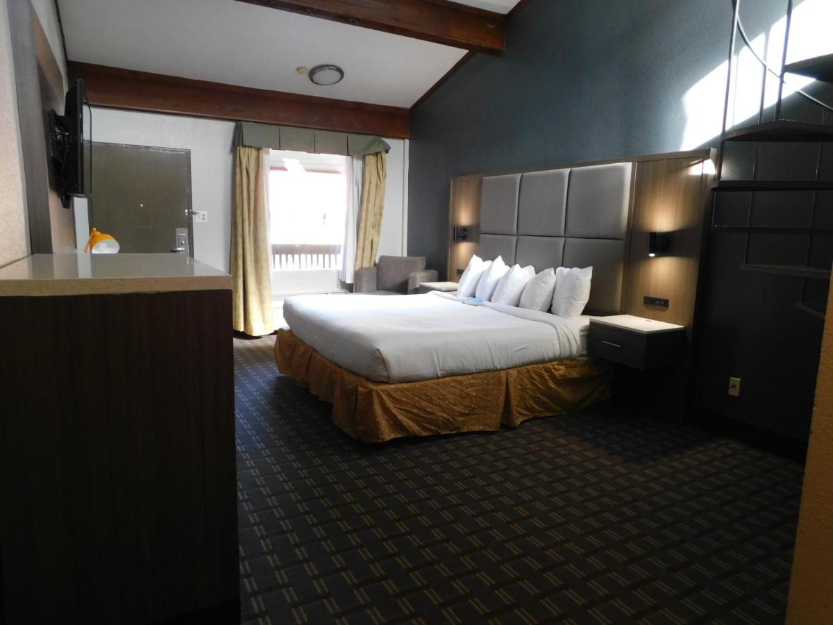 Triple Suite - Non-Smoking at Days Inn & Suites by Wyndham Downtown Gatlinburg Parkway