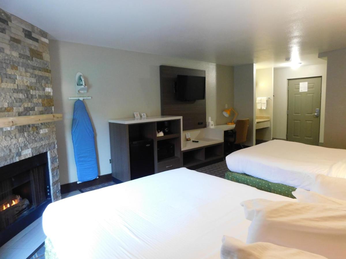 Deluxe Room, 2 Queen Beds, Non Smoking, Fireplace at Days Inn & Suites by Wyndham Downtown Gatlinburg Parkway