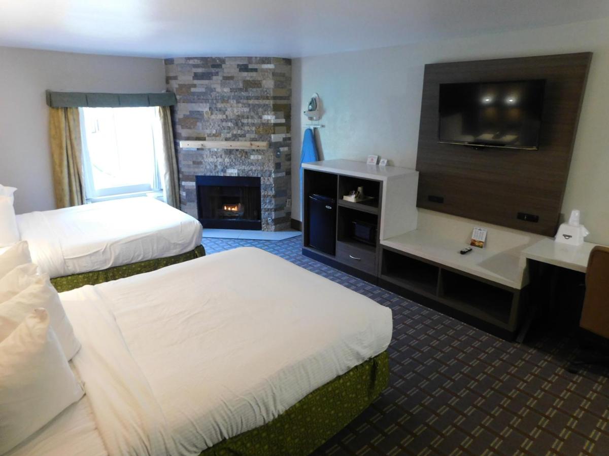 Deluxe Room, 2 Queen Beds, Non Smoking, Fireplace at Days Inn & Suites by Wyndham Downtown Gatlinburg Parkway