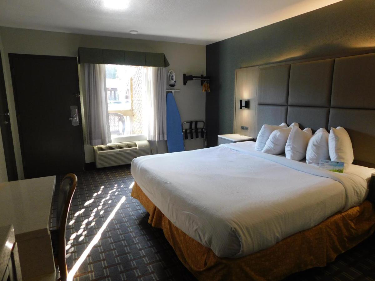 King Studio Suite - Non-Smoking at Days Inn & Suites by Wyndham Downtown Gatlinburg Parkway