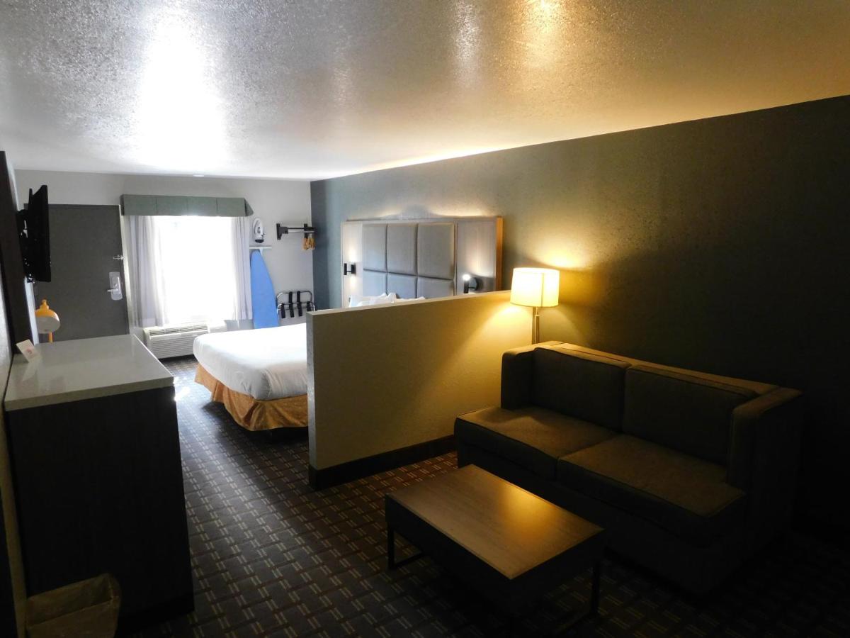 King Studio Suite - Non-Smoking at Days Inn & Suites by Wyndham Downtown Gatlinburg Parkway