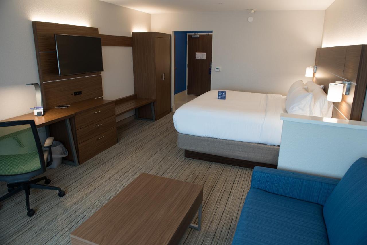 King Suite - Hearing Accessible/Non-Smoking at Holiday Inn Express & Suites Dayton North - Vandalia by IHG