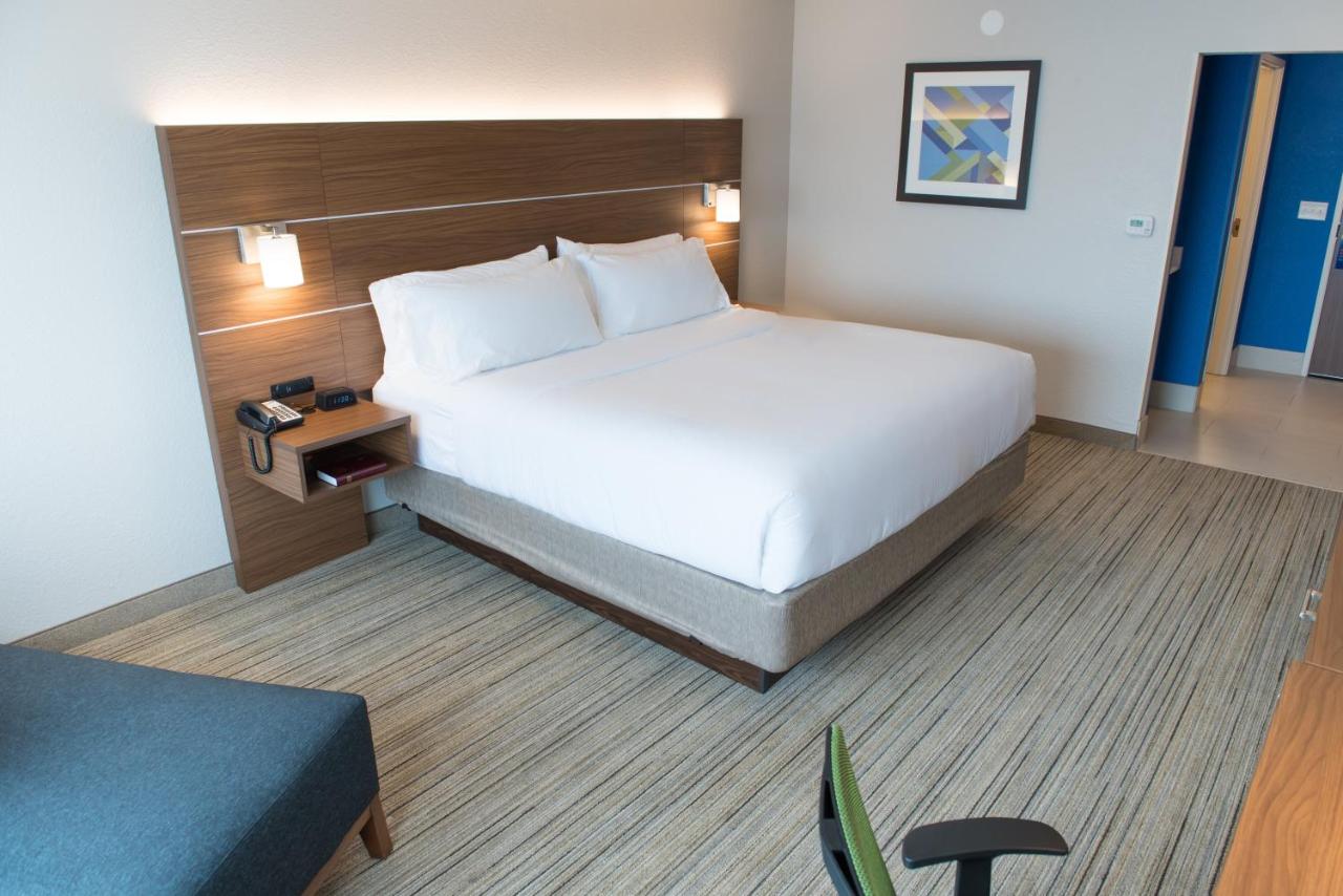 King Room - Hearing Accessible/Non-Smoking  at Holiday Inn Express & Suites Dayton North - Vandalia by IHG