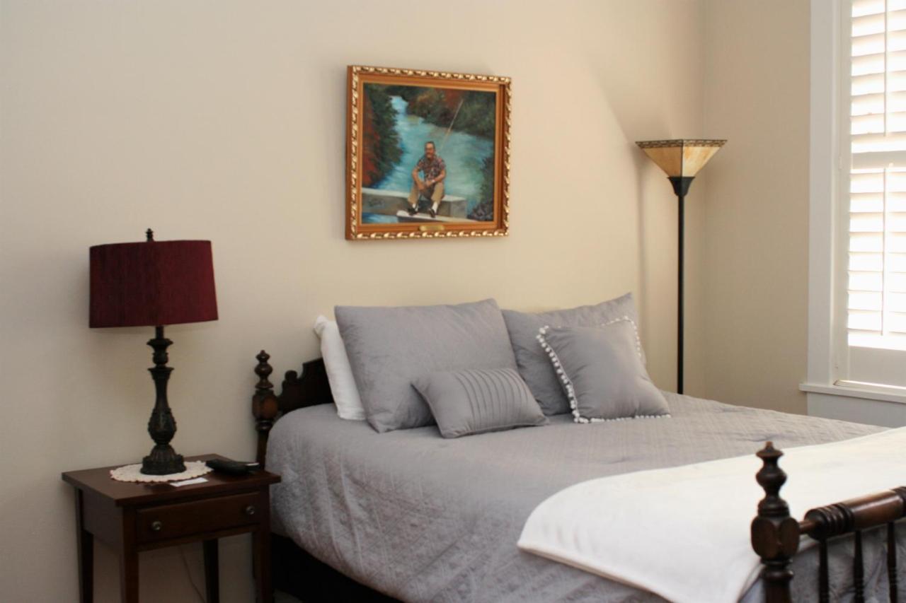 | Riverview Hotel