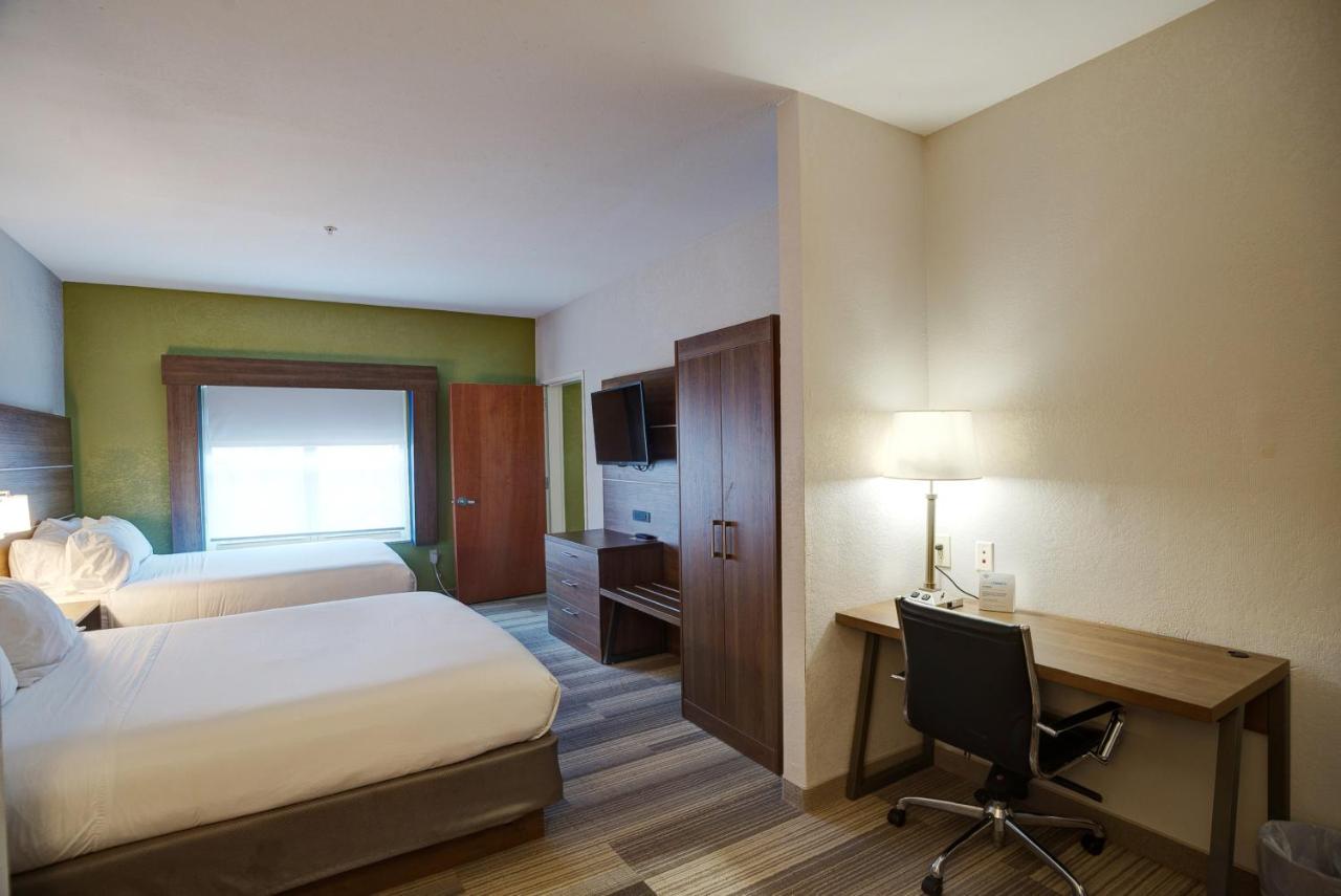 Executive Queen Room with Two Queen Beds - Non-Smoking at Holiday Inn Express La Plata, an IHG Hotel