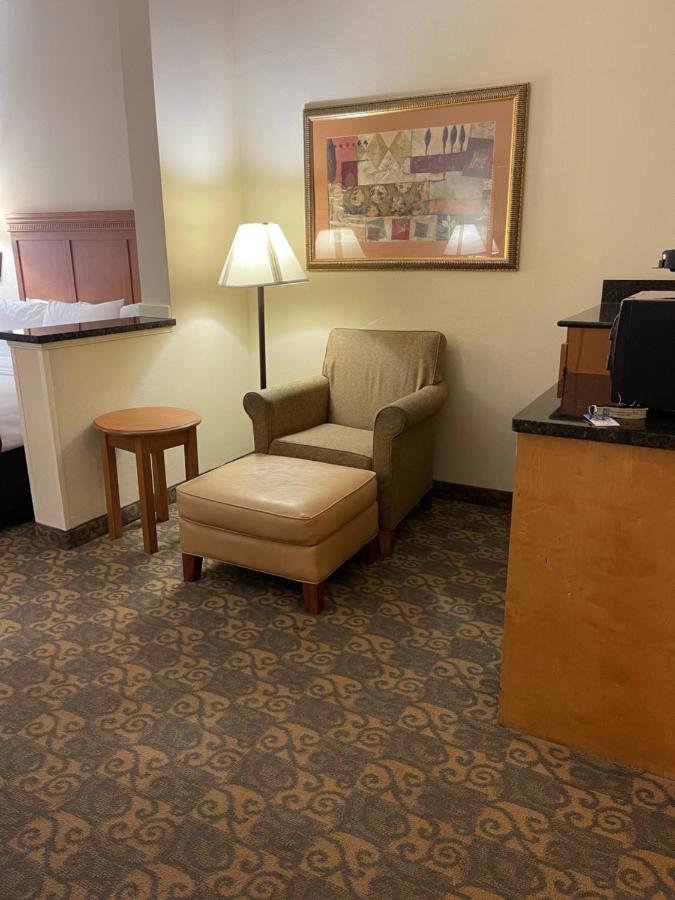Queen Room with Two Queen Beds and Roll in Shower - Accessible/Non-Smoking at Comfort Suites Valdosta Mall Area