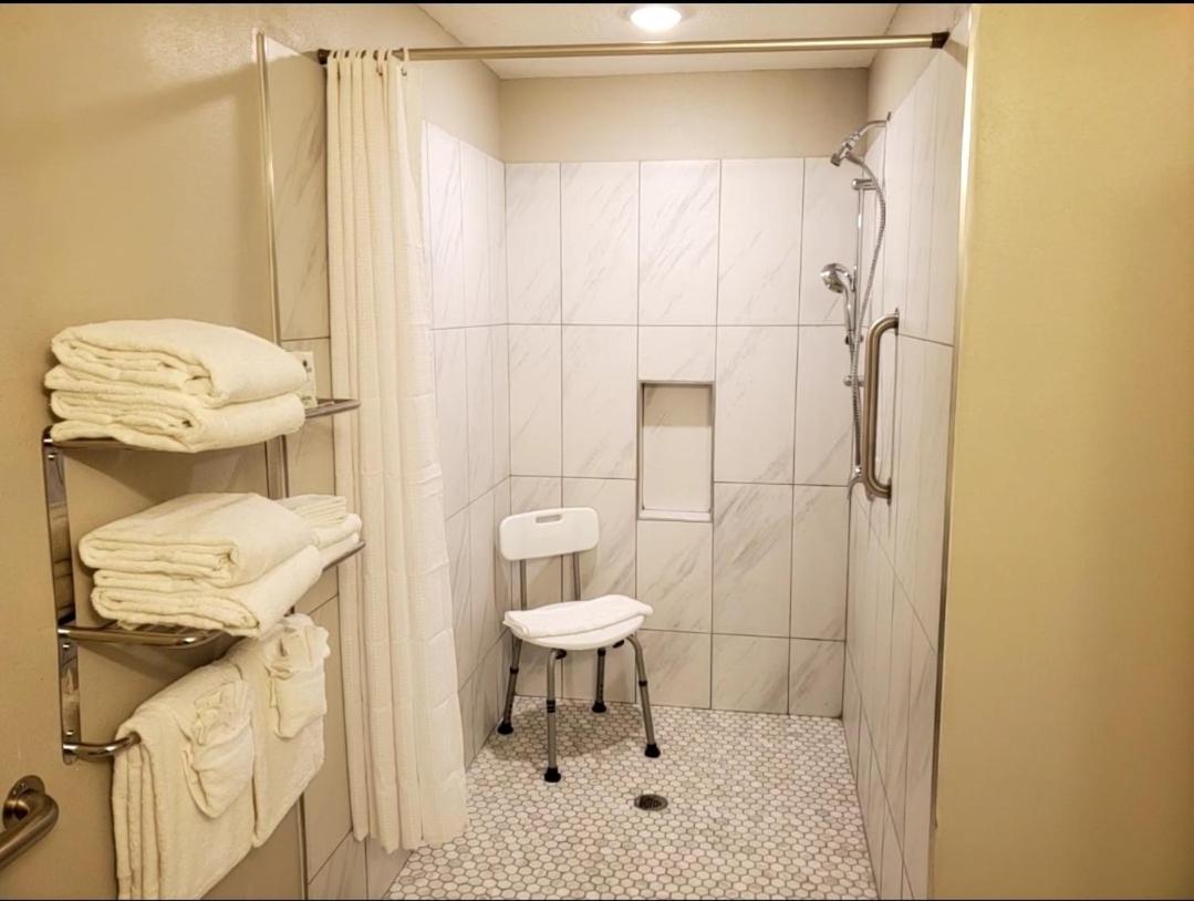 | John's Pass Hotel - Brand New Property Fully Remote